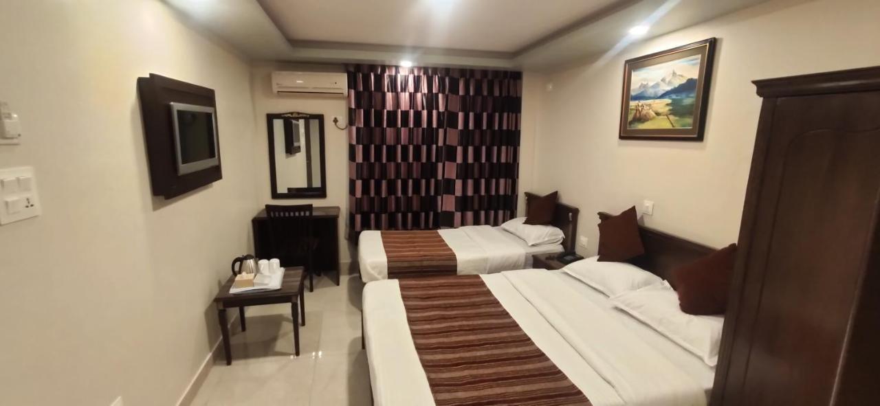 Hotel Pipal Tree Катманду Экстерьер фото