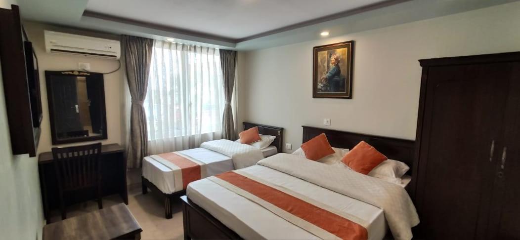 Hotel Pipal Tree Катманду Экстерьер фото