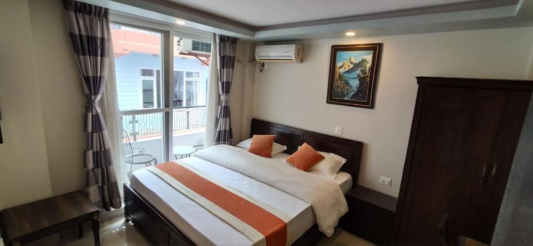 Hotel Pipal Tree Катманду Экстерьер фото
