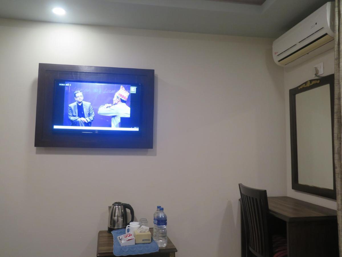 Hotel Pipal Tree Катманду Экстерьер фото